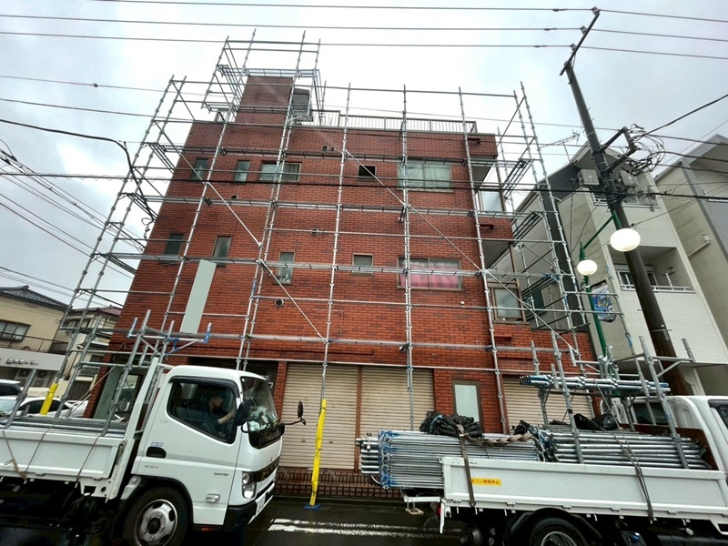 住宅アパートビル塗装工事　足場設置